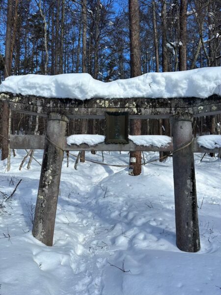 飯縄山登山のスタート地点、雪に包まれた鳥居の前で出発するもおすけ