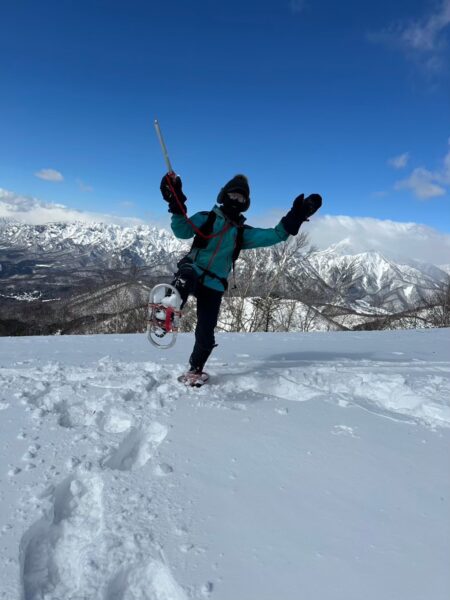 山頂標識と冬山装備のもおすけの記念ショット