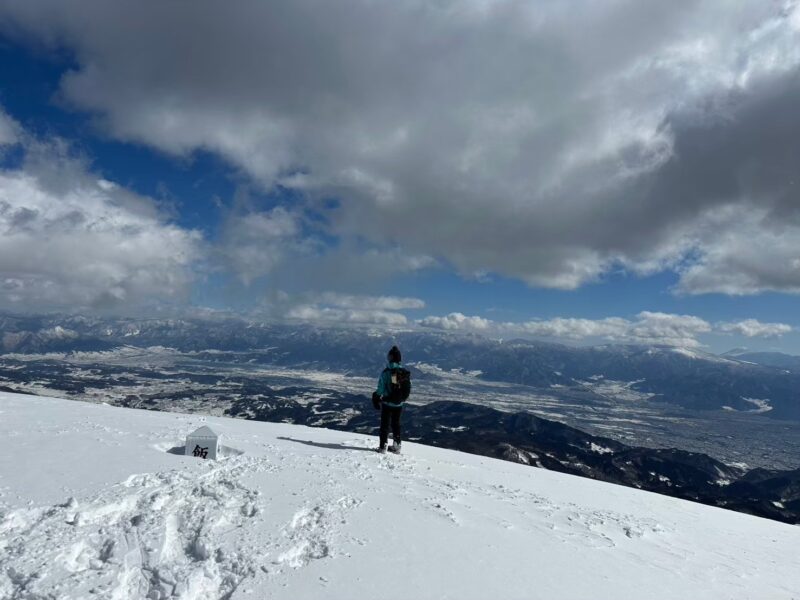 山頂で広がる青空と北信五岳の大パノラマ