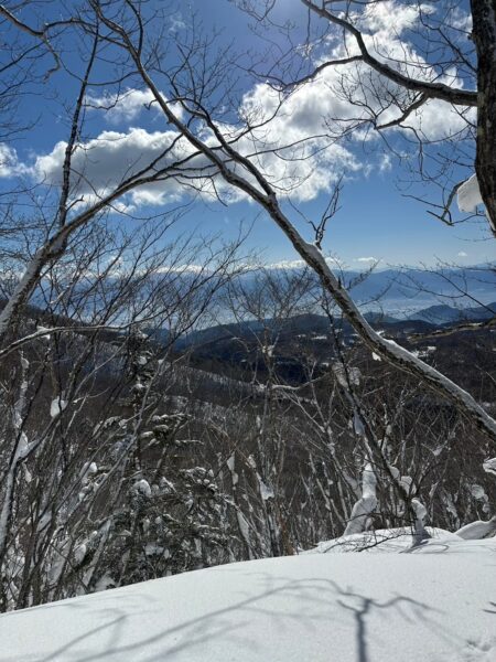 樹林帯の中、雪を踏みしめながら急登を登る