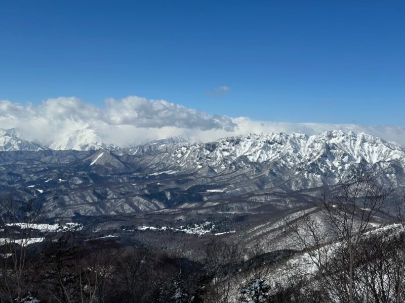 山頂で広がる青空と大パノラマ