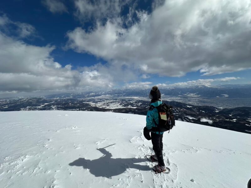 雪面に残る足跡が続く静かな山