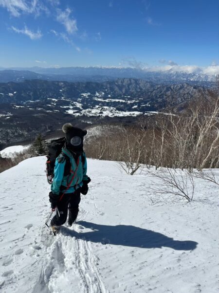 雪原に出て、青空と雲海のコントラストが美しい風景