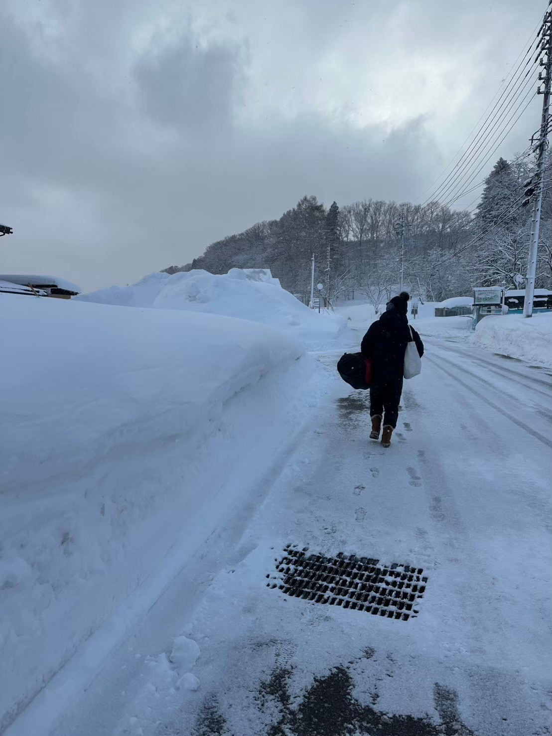 1️⃣冬の野尻湖を歩くもおすけ。雪に包まれた湖畔の静けさが心地いい