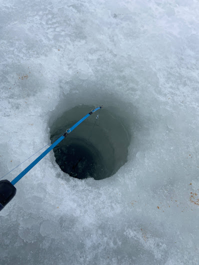 信州の凍った湖でドリルで穴を開け、氷上ワカサギ釣りを楽しむもおすけ