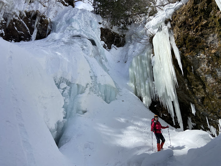 三本滝の前でポーズを取るマダム