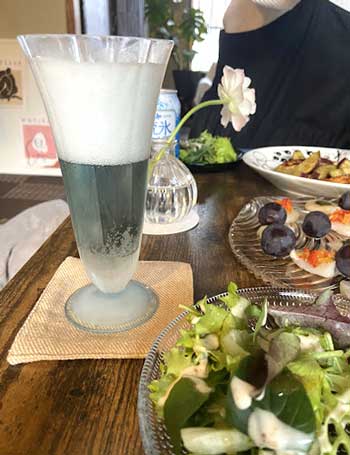 食事と一緒に楽しむ青いサイダー