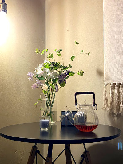 食卓のそばに活けられた季節の花
