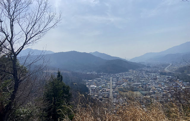 都留アルプスの登山道から見下ろす都留の町並みの風景