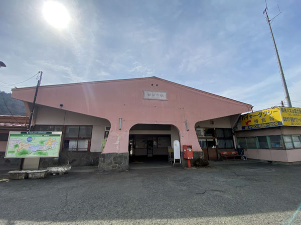 レトロで可愛い都留市駅の外観