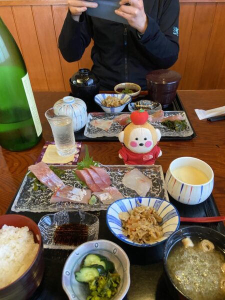 地酒と刺身定食が並ぶ割烹伝の食卓、向かいに座る連れとの昼ごはん