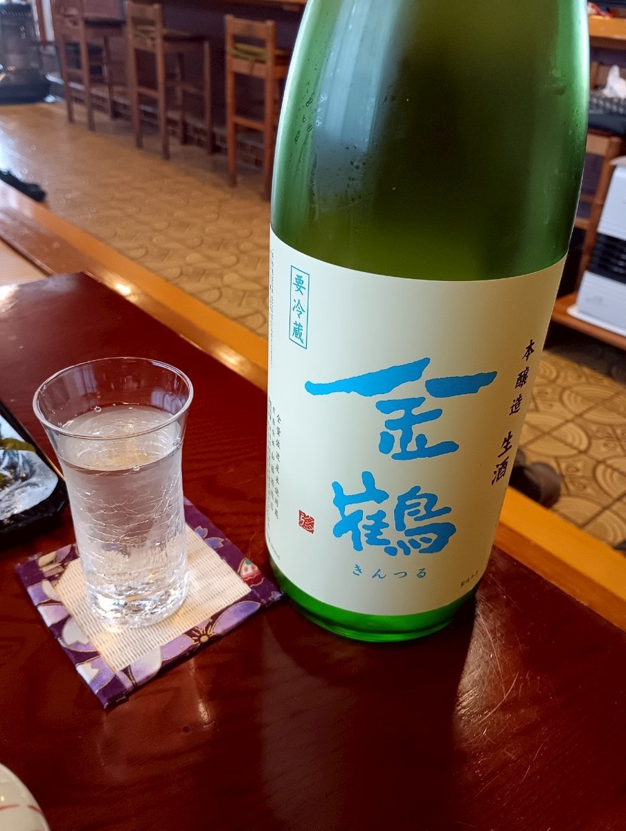 佐渡の地酒金鶴の一合瓶とおちょこ、割烹伝での昼の一杯