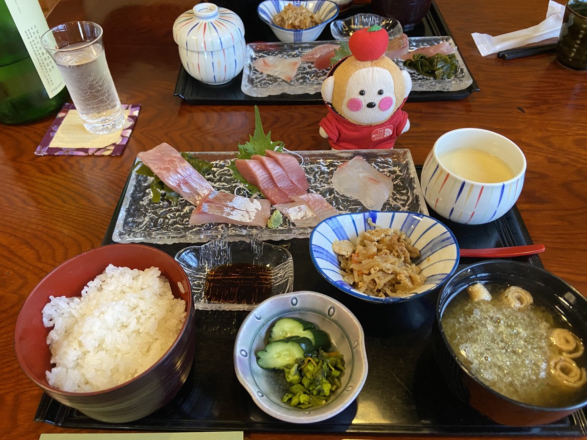 新鮮な刺身と小鉢が並ぶ割烹伝の定食、海を望むもおすけとの昼食