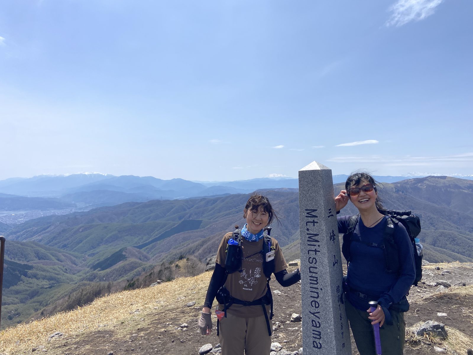 三峰山標高1887mの山頂標と笑顔で記念撮影する二人の女性登山者