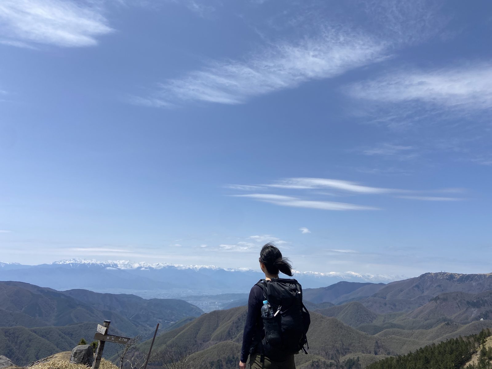 三峰山から見下ろす諏訪盆地と遠くのアルプスの眺め