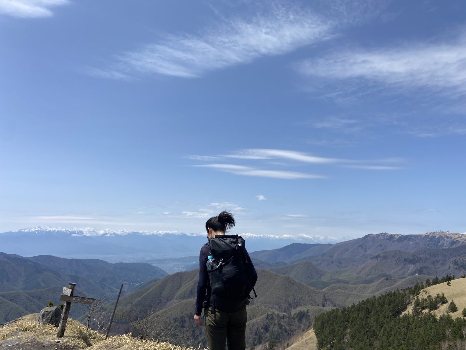 三峰山稜線から美ヶ原方面とアルプスを見渡すパノラマの眺め