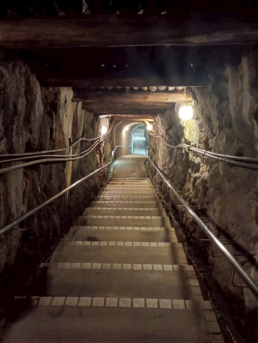 佐渡金山の坑道に続く照明に照らされた長い下り階段、世界遺産の鉱山見学