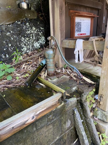 案内が貼られた宿根木の共同井戸、住民が今も使う生活の水場