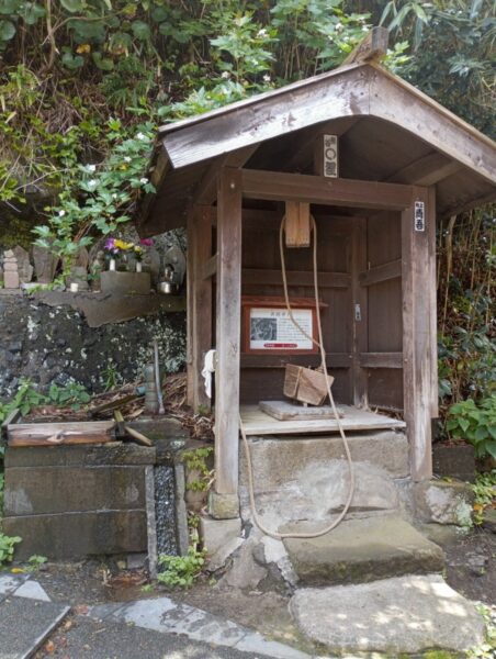 宿根木の路地にある木造の共同井戸、集落に残る昔ながらの設備