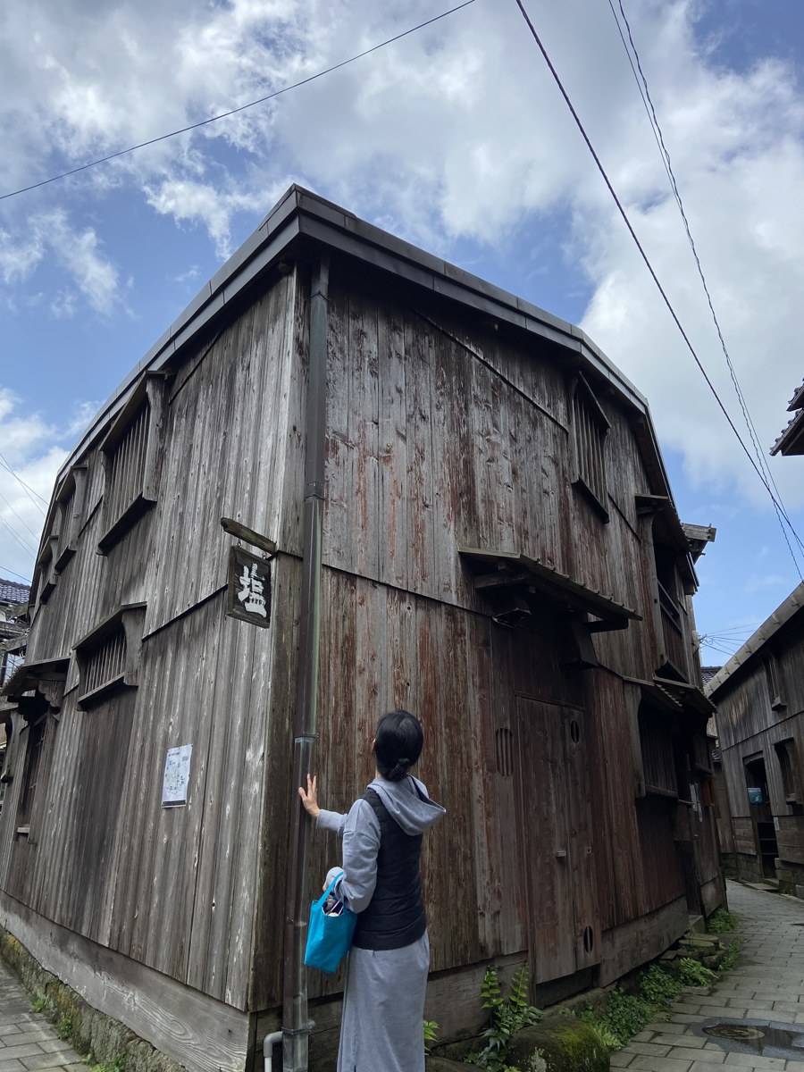 宿根木集落の船形をした三角家を撮影する旅人、吉永小百合のロケ地で有名
