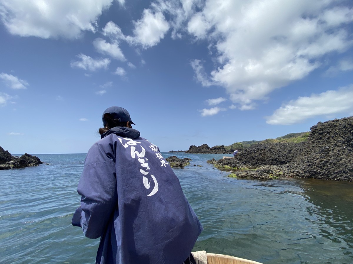 たらい舟の上から矢島経島の青い海を眺める、佐渡小木半島の絶景