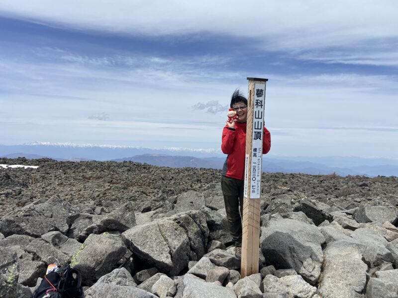 蓼科山の山頂で記念ポーズをとるもおすけ。春の登頂記念撮影