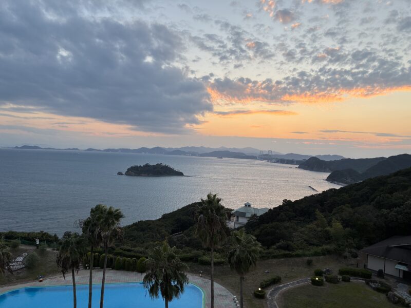グランメルキュール淡路の客室から見えた、海と橋とオレンジ色に染まる夕焼け空